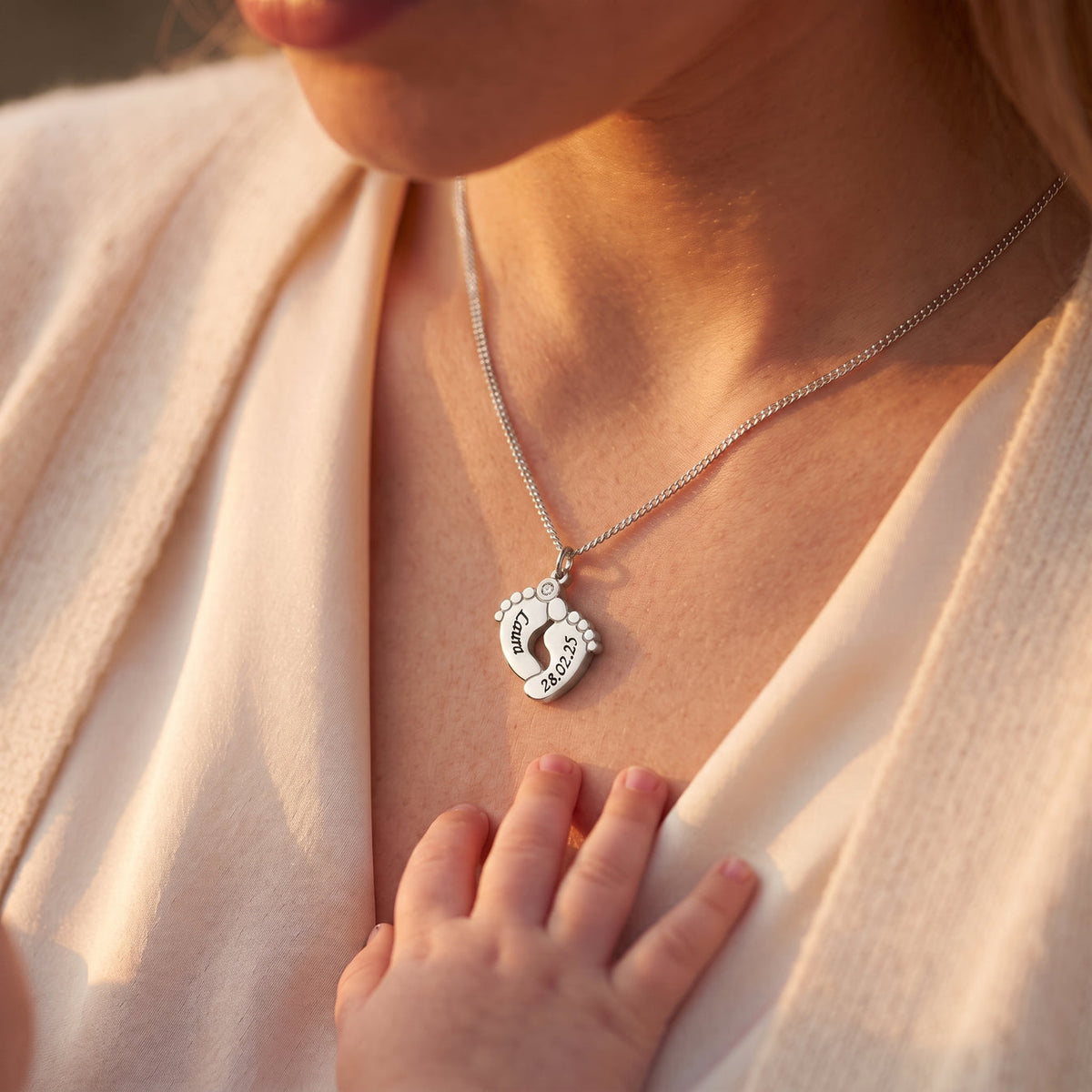 Collier petits pieds de bébé avec gravure