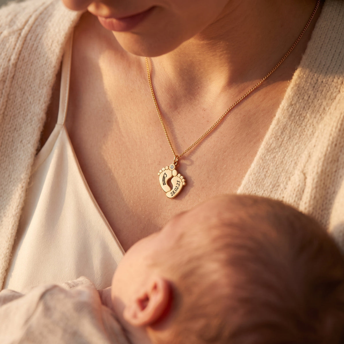 Collier petits pieds de bébé avec gravure